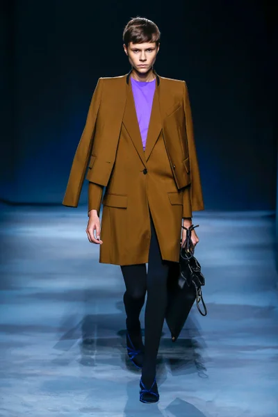 Look 16